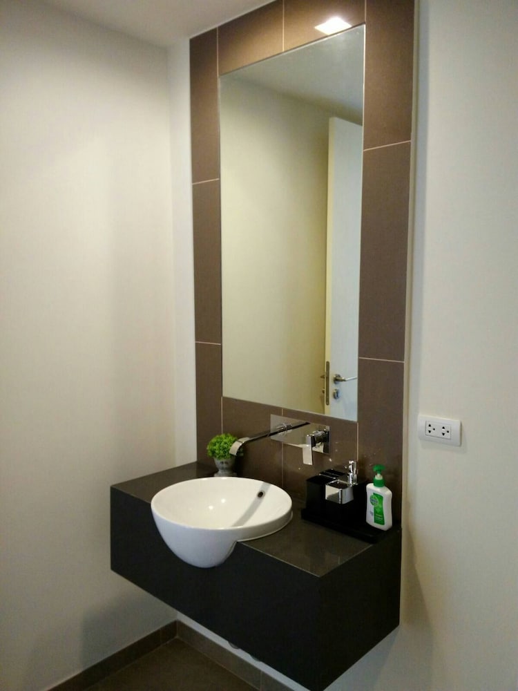 Luxury Large One Bedroom Seaview Serviced Apartment at Wongamat, Pattaya