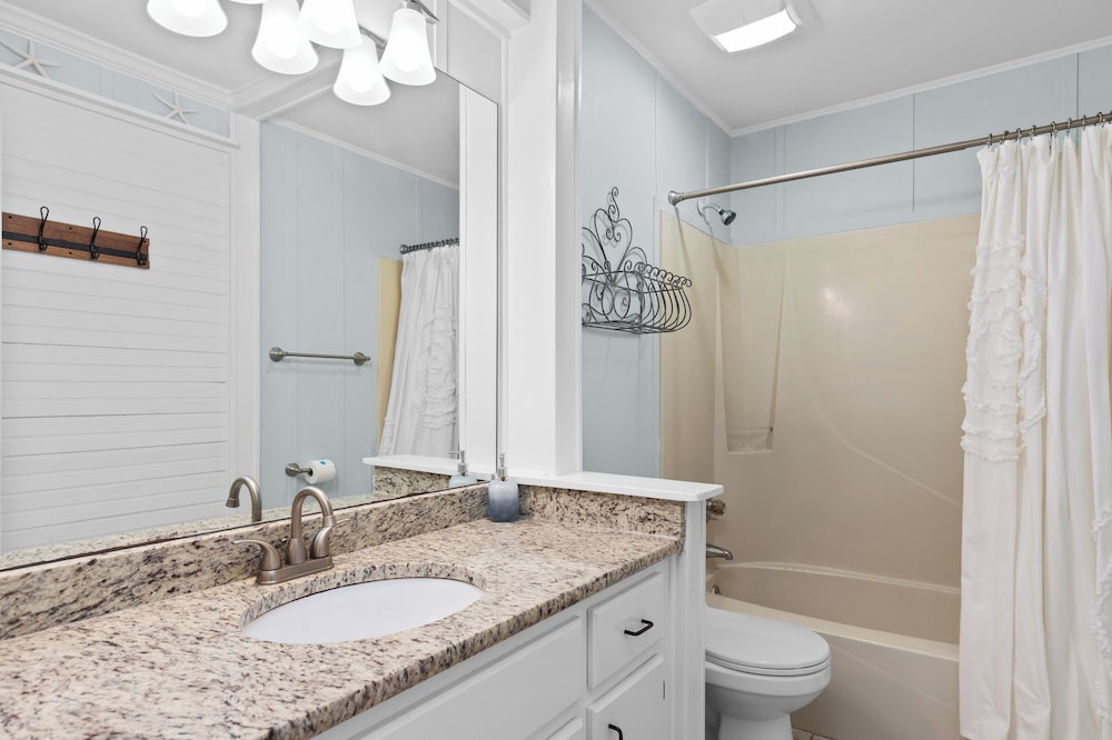 Searenity Awaits: 2-bd, 2-ba Coastal Escape! Perfect for 5! Pet Friendly!