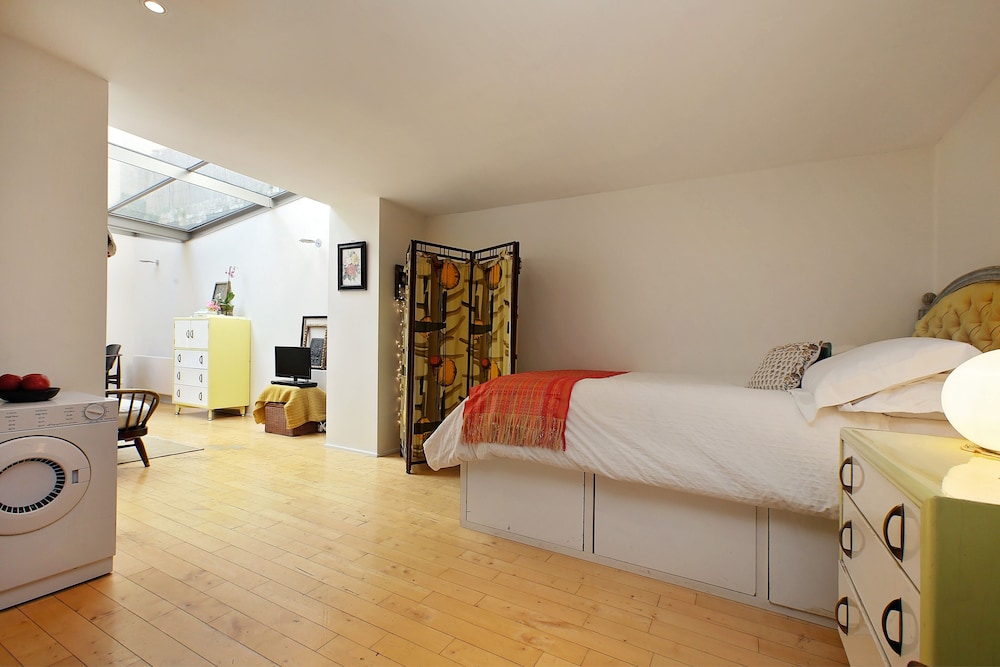 Bright Chic Garden Apartment