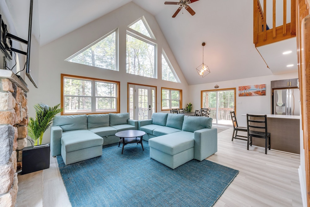 Lakefront Poconos Cabin w/ Deck & Game Room