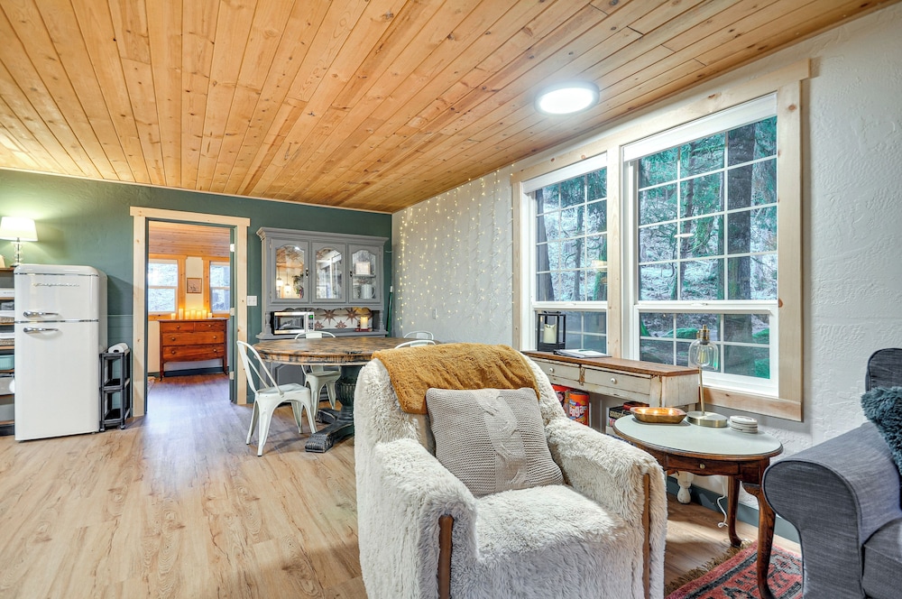 Hike, Ski & Explore: Rhododendron Forest Retreat!