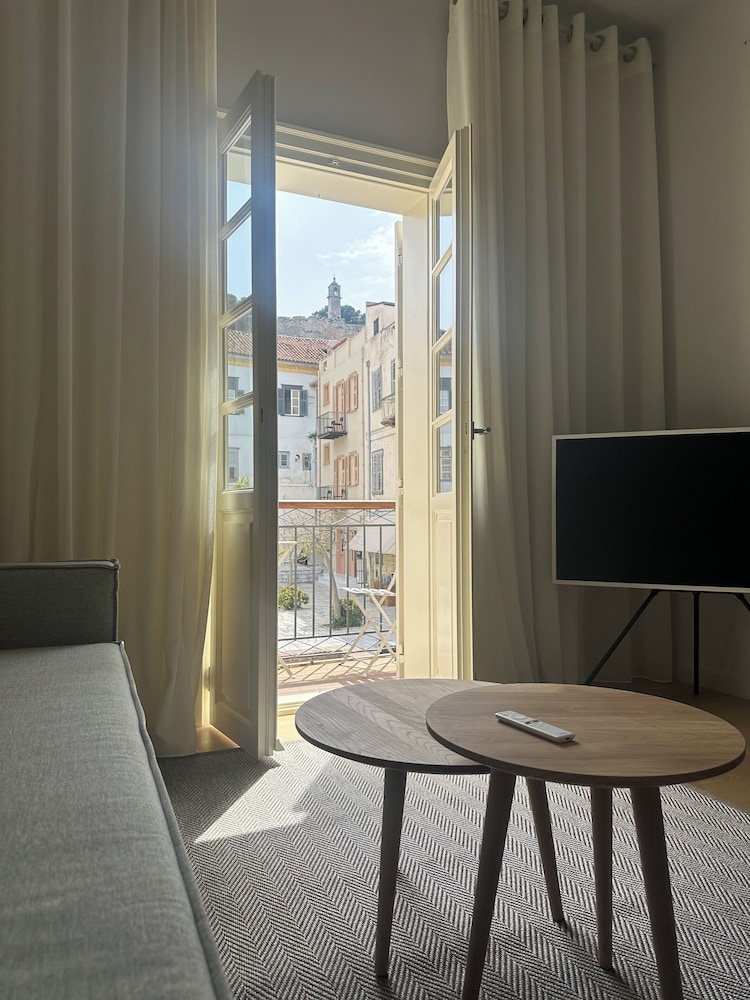 Amalie Suites