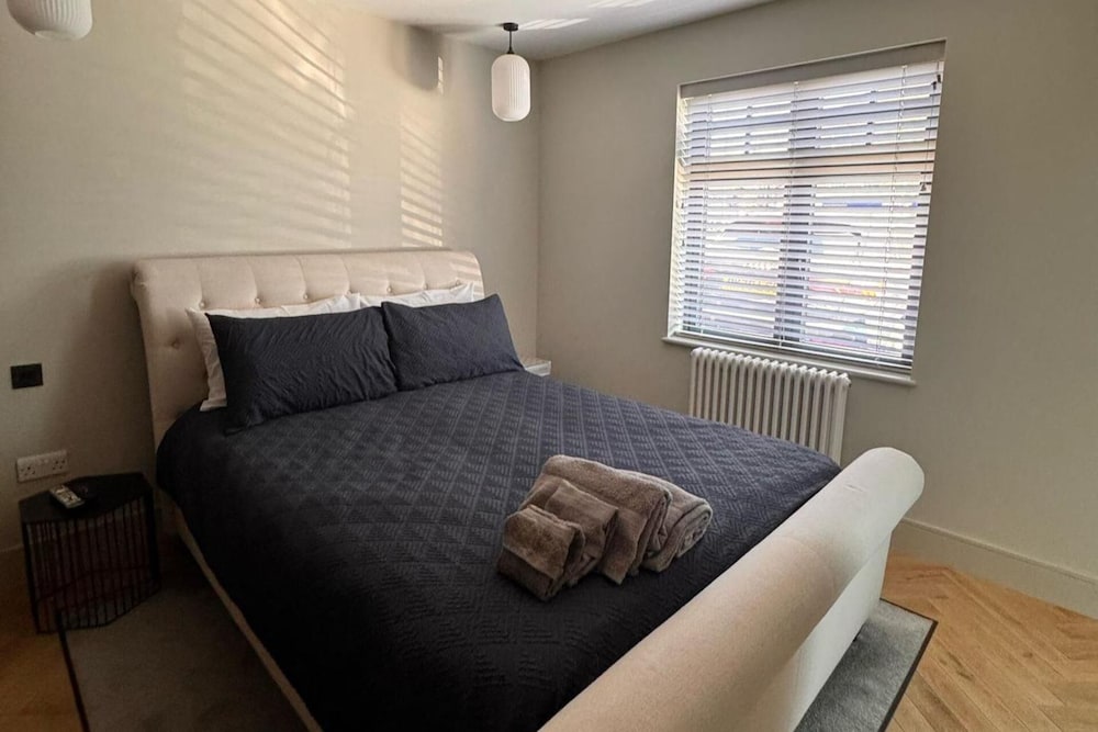 Thames Ditton Apt - Sleeps 6 - Garden & Bbq