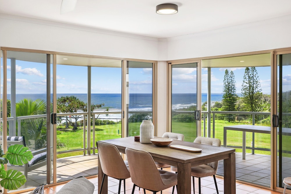 Oceanside Apartment With Views of Yaroomba Beach