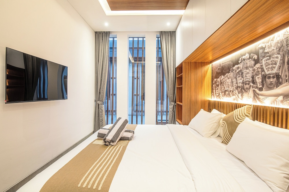 Enchanting 5BR Canggu Villa Moments to Sea