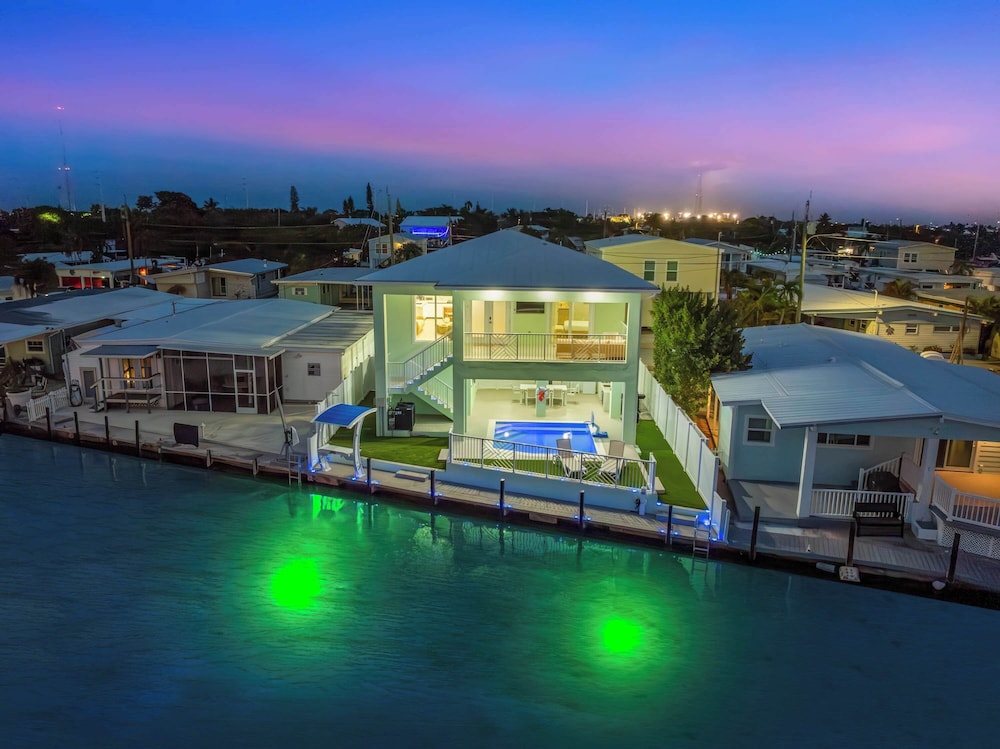 Aqua Verde Waterfront Lux Gem Dock Game Room