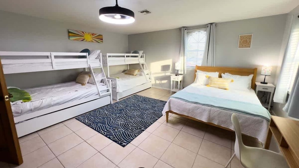 Fun Retro Island Vibe Sleeps 17 Beach 1 Block 4 Bedroom Home