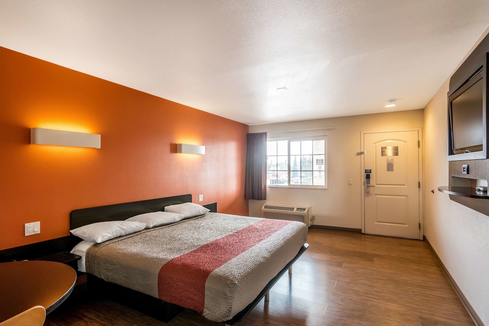 Motel 6 Bell Gardens, CA - Los Angeles