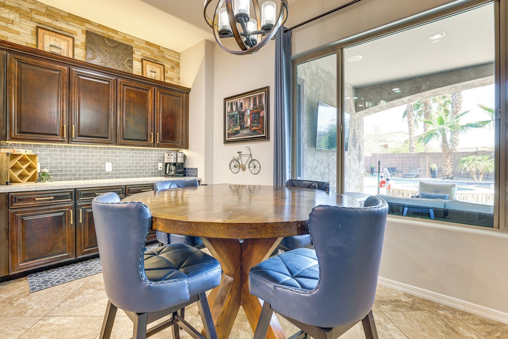 Swim-up Bar & Putting Green: Goodyear Getaway!