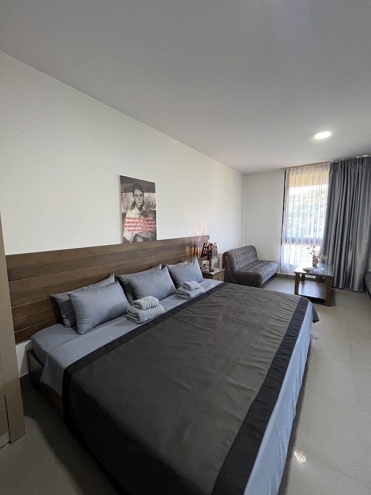 Grey Escape Apartements view 3