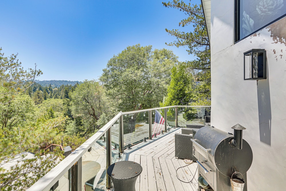 Lake Arrowhead Cabin w/ Hot Tub & Mountain Views!