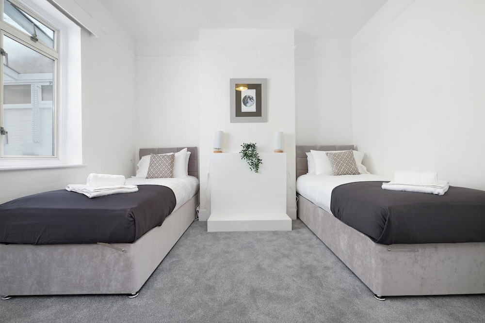 Heathrow Living Stanwell Serviced House