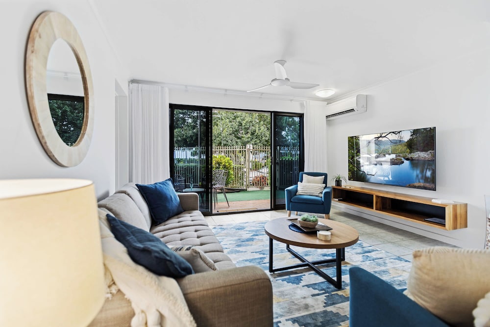 Rainforest Reef Retreat - Esplanade Ground-floor Apartment