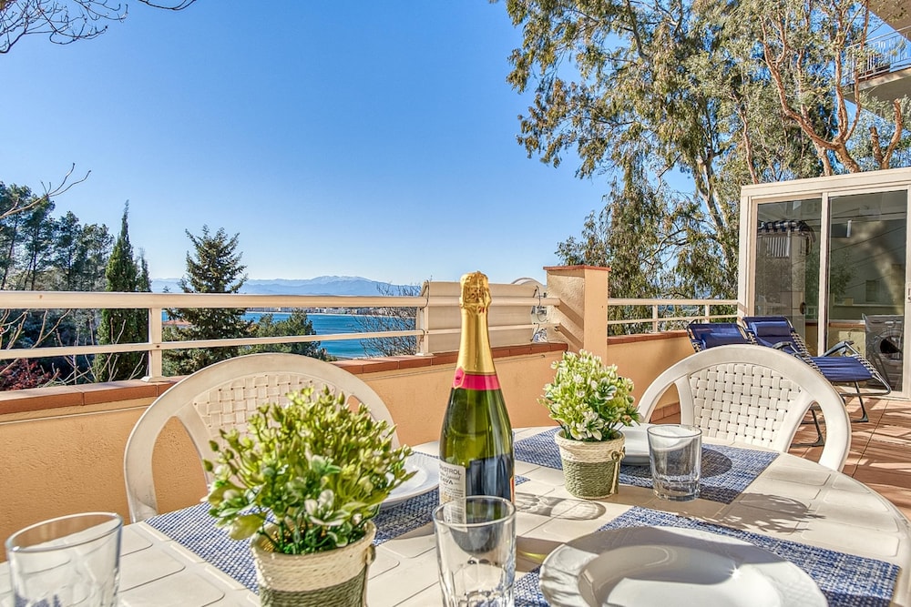 Apartment in Roses With Waterfront Views