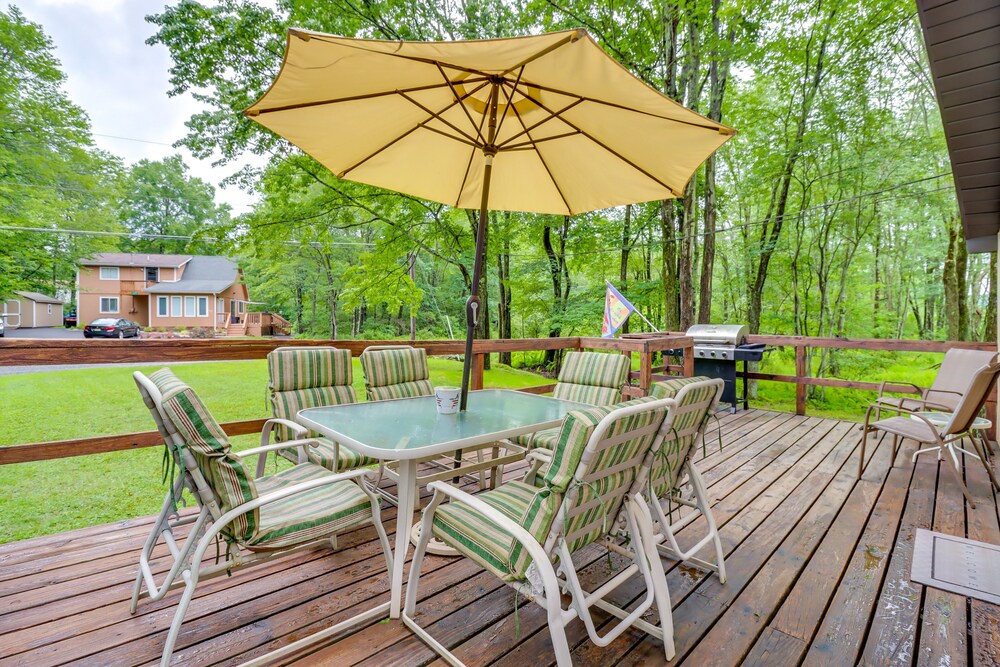Pocono Lake Cabin - Walk to Arrowhead Lake! view 5