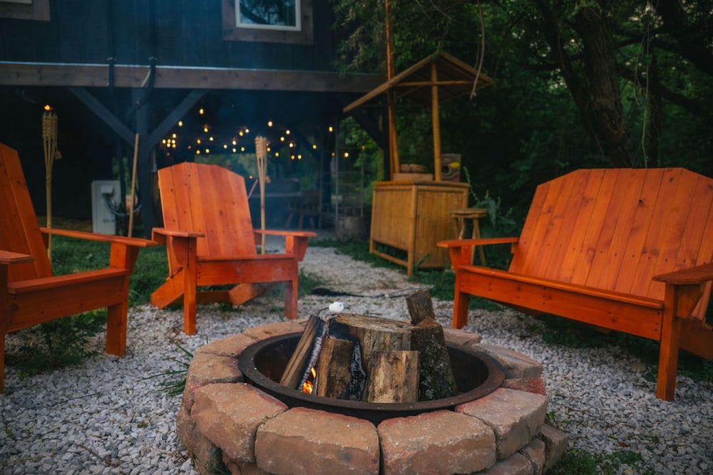 Treehouse Hot tub on 60 Acre Farm Near Downtown
