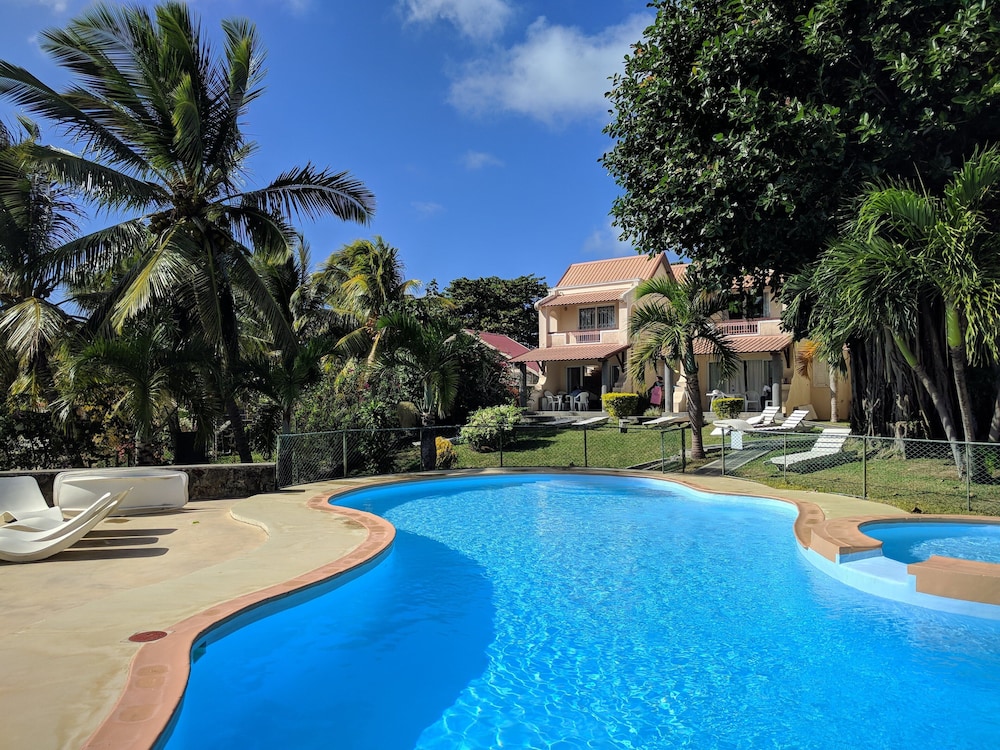Beachfront Bungalow With Pool - by Feelluxuryholidays photo 2