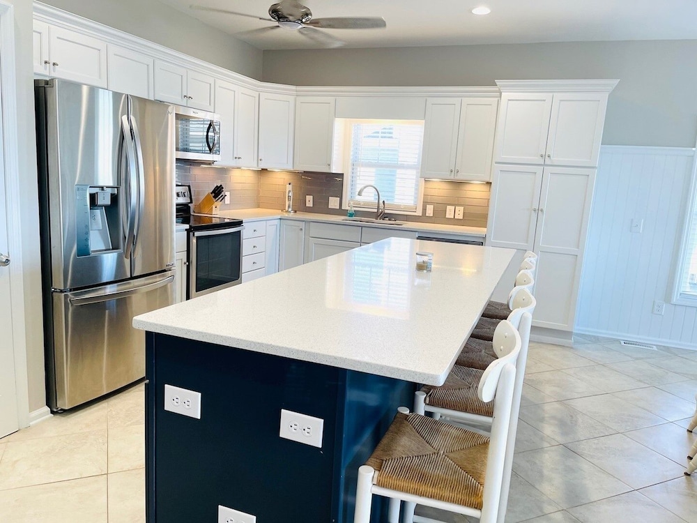 Avalon East- 5 Bedroom Home by RedAwning