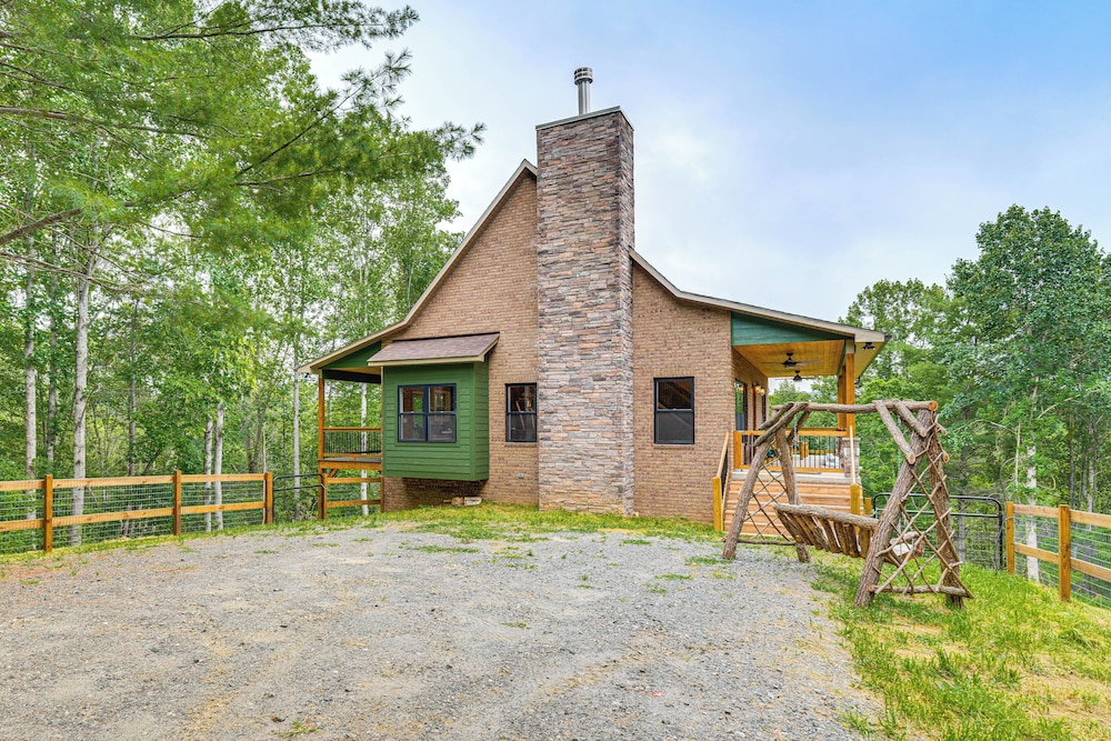 Long-range Views: Blue Ridge Mtn Cabin w/ 3 Decks