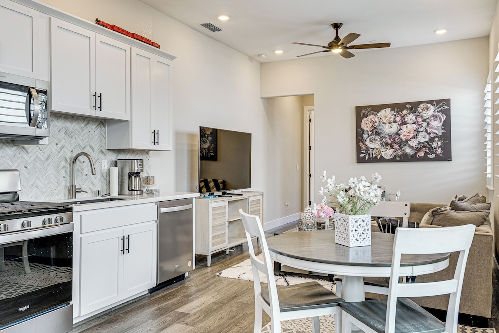 Fenced-in Yard: Apt 7 Mi to Westfield Galleria