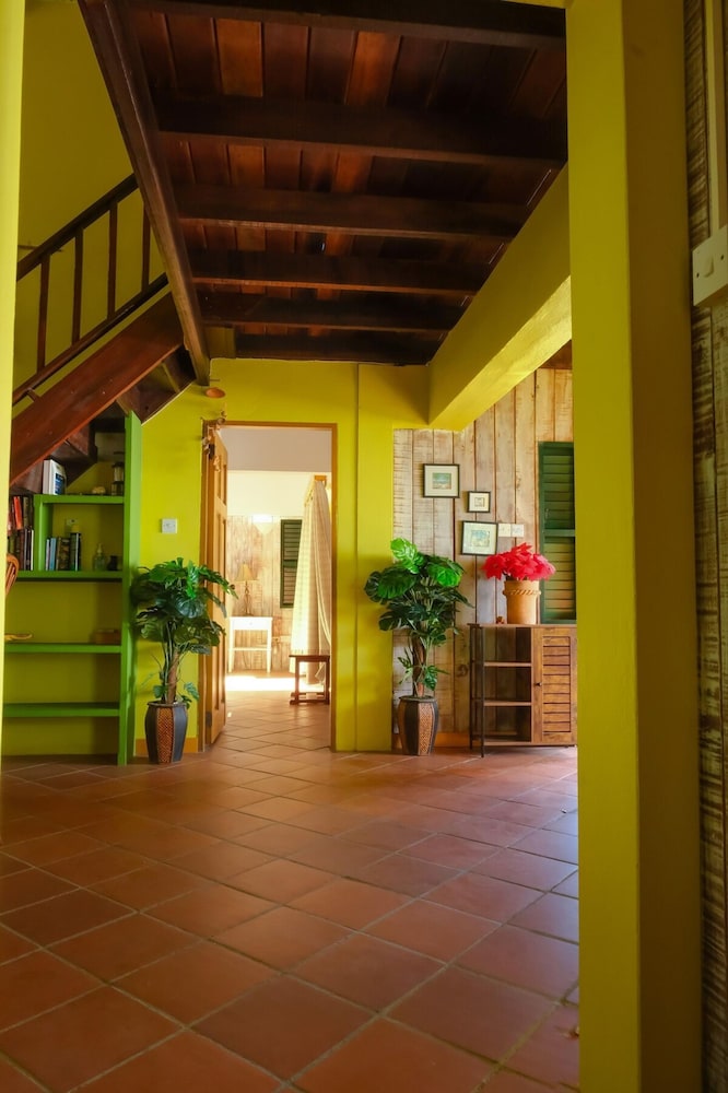 Turtle Point Bequia - 4 B R Villa w Staff