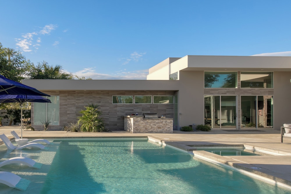 The Polo Villas by AvantStay – Modern Oasis Near Empire Polo Club