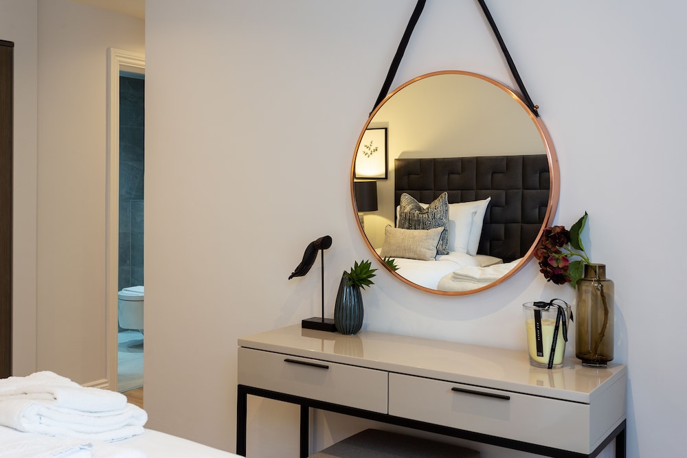 The Carlyle - Elegant Serviced Apartments
