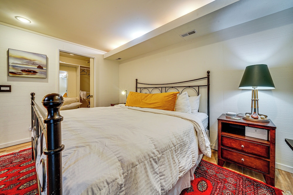 8 Mi to Dtwn Seattle: Pet-friendly Apt w/ Hot Tub