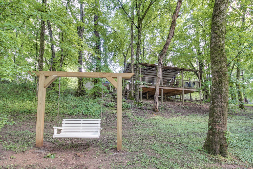 Great for Groups: Family Creekside Home in Loretto