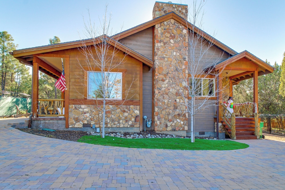 Close to Fool Hollow Lake! Show Low Cabin Getaway
