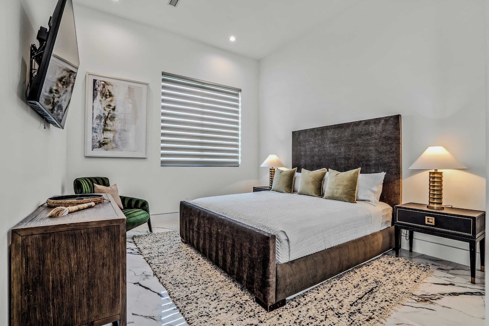 Sleeps 31 2 Luxury Villas w/ Pool + Spa, Putting Green Bravo by Avantstay