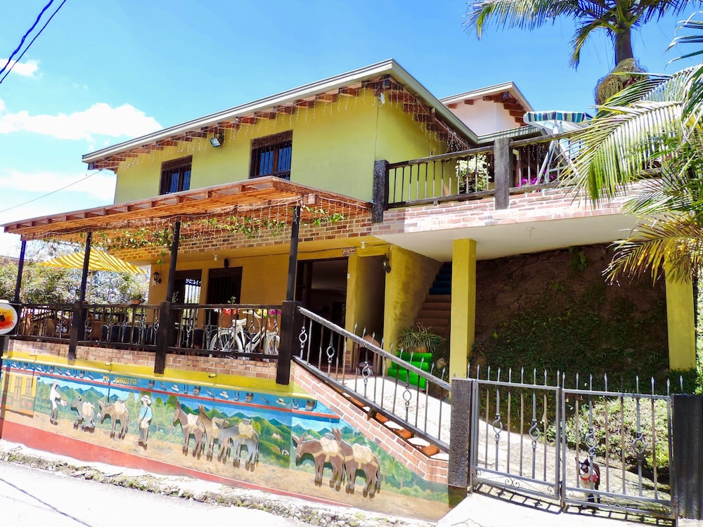 Hotel Oak Tree Hostel - Image 1