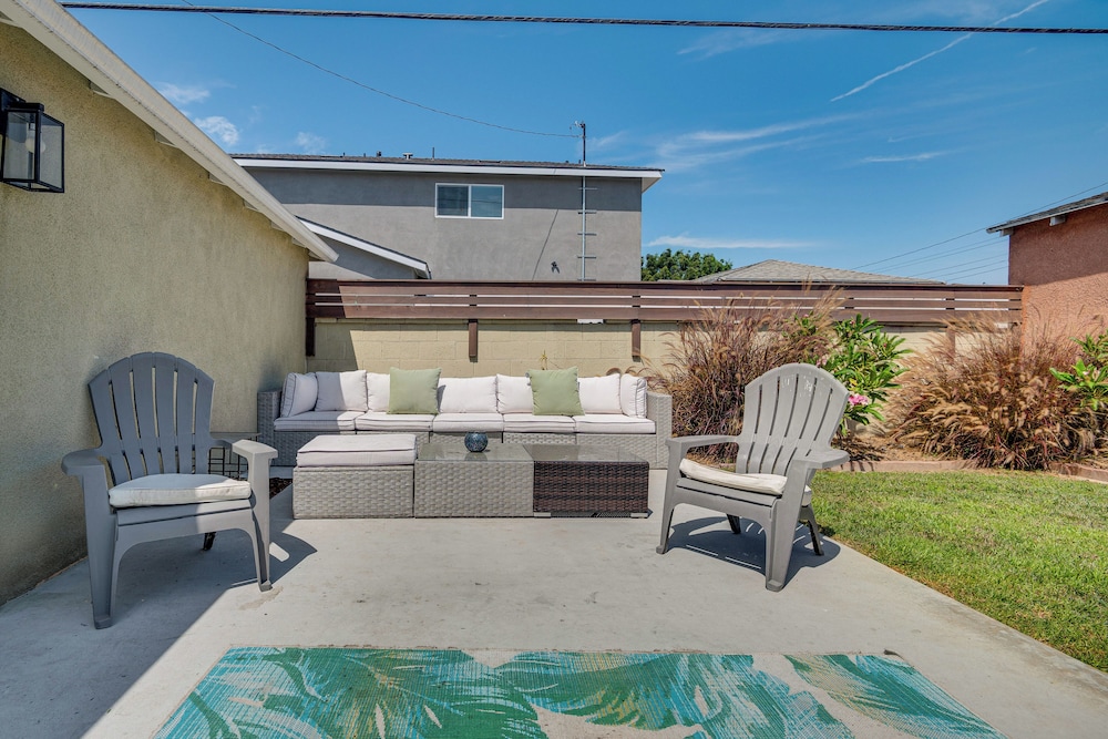 4 Mi to Sofi Stadium, Fenced Yard: Modern Retreat!