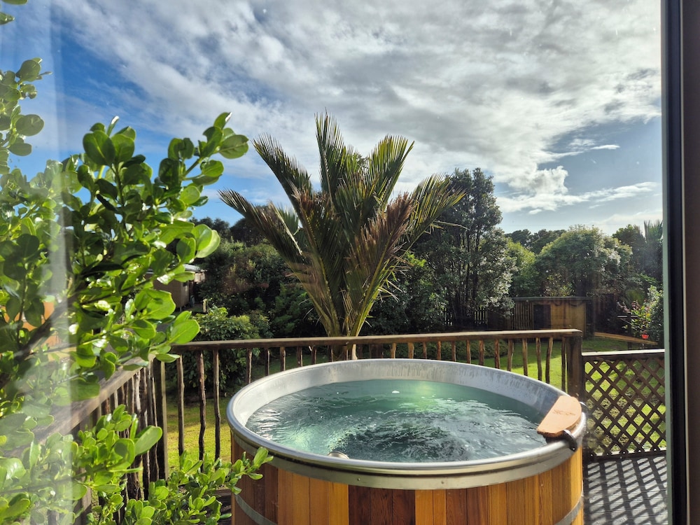 Nikauscapes - Hot Tub in Punakaiki village