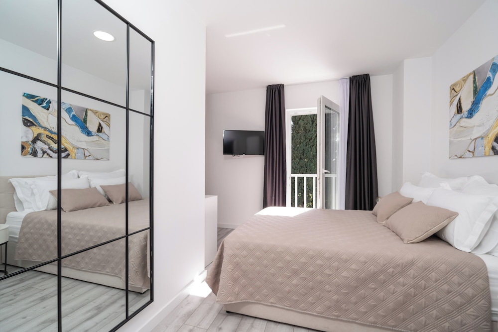Luxury Villa Entrata-Five Bedroom Villa view 2