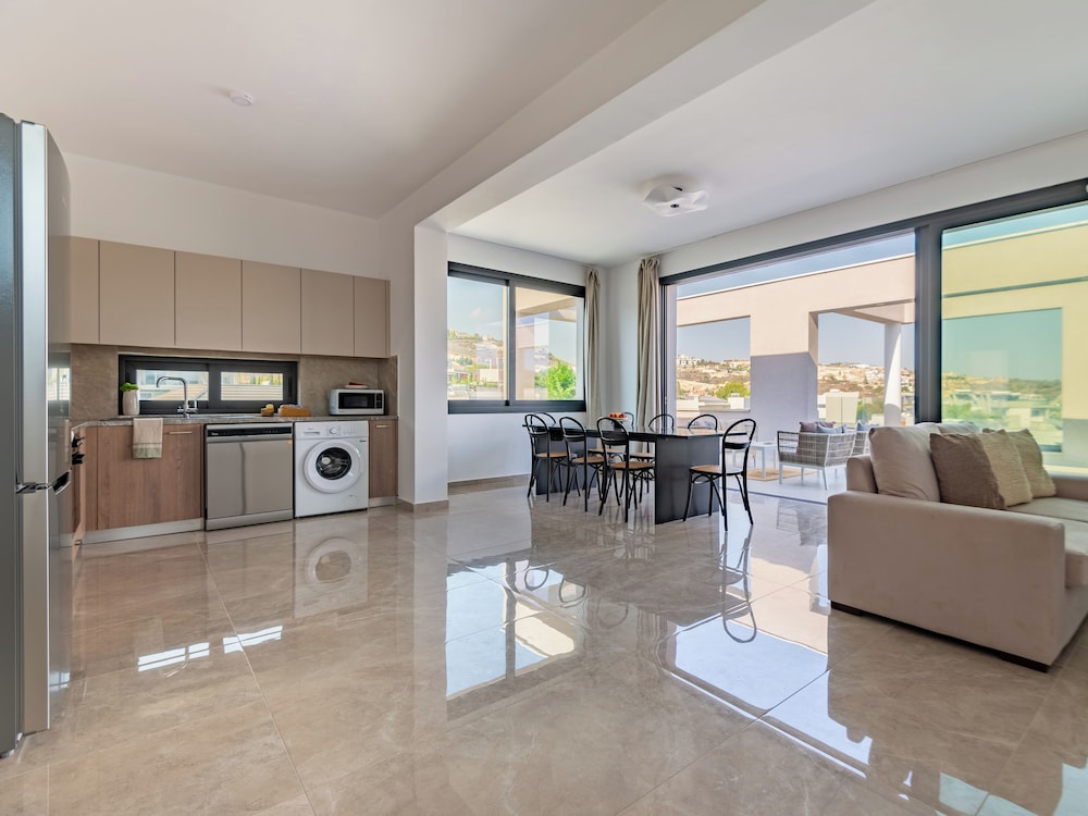 Sanders River Plaza Limassol Apartment