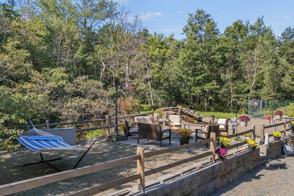 Bigwood Cabin Retreat Hot Tub, Game Room, Firepit Lounge & Private Yard