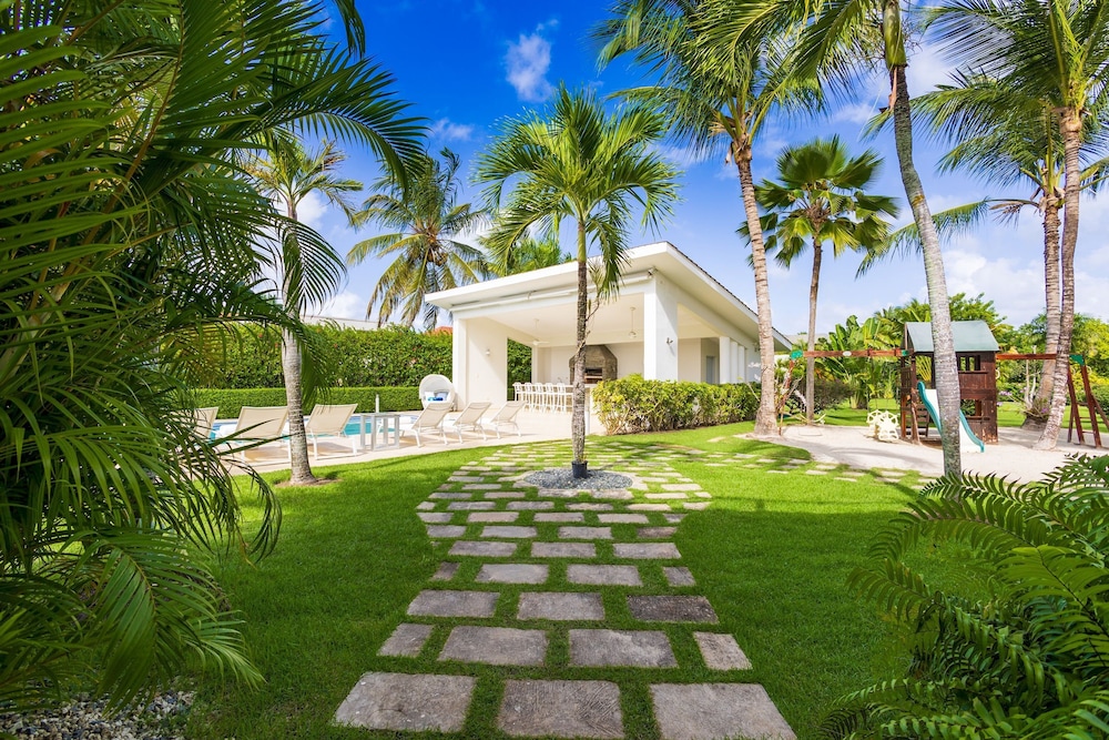 Villa Desiree 5BR Cocotal Luxury Villa Pool Maid