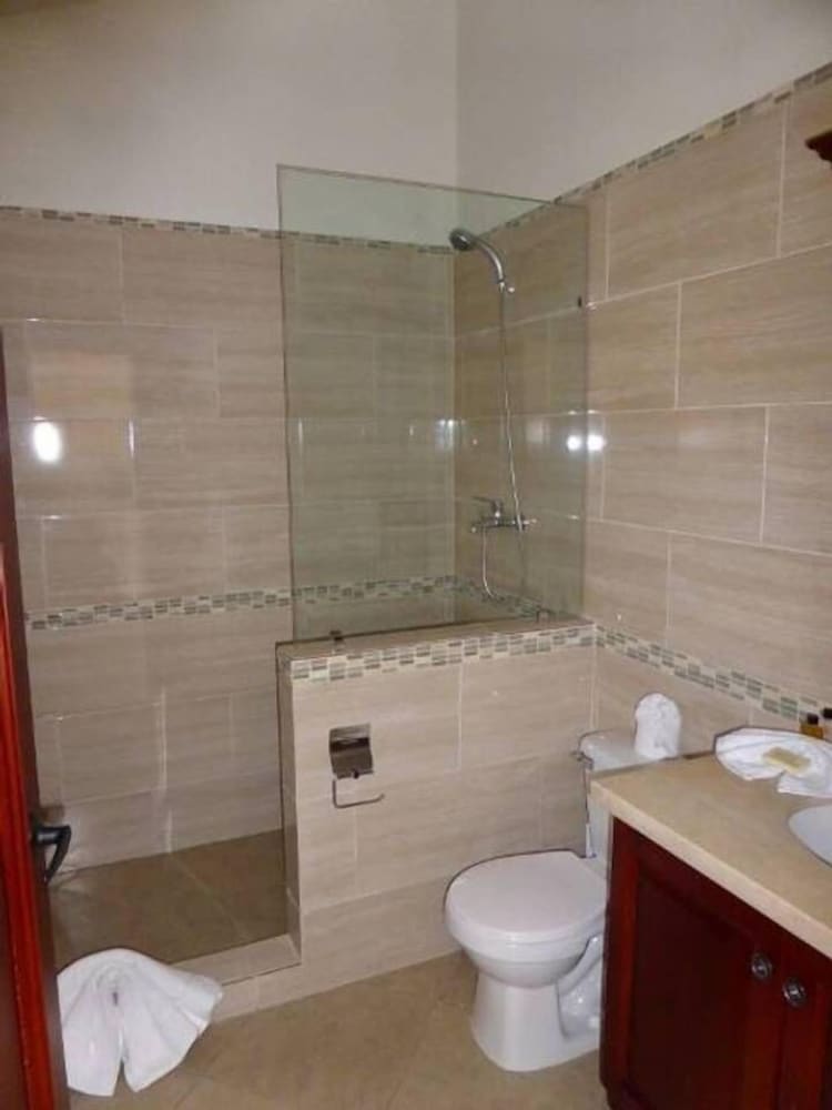 Touch of Elegance! 6 Bedroom Near the Beach