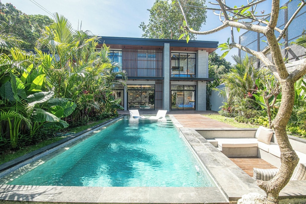 Opulent 5BR Modern Villa 400m From the Ocean