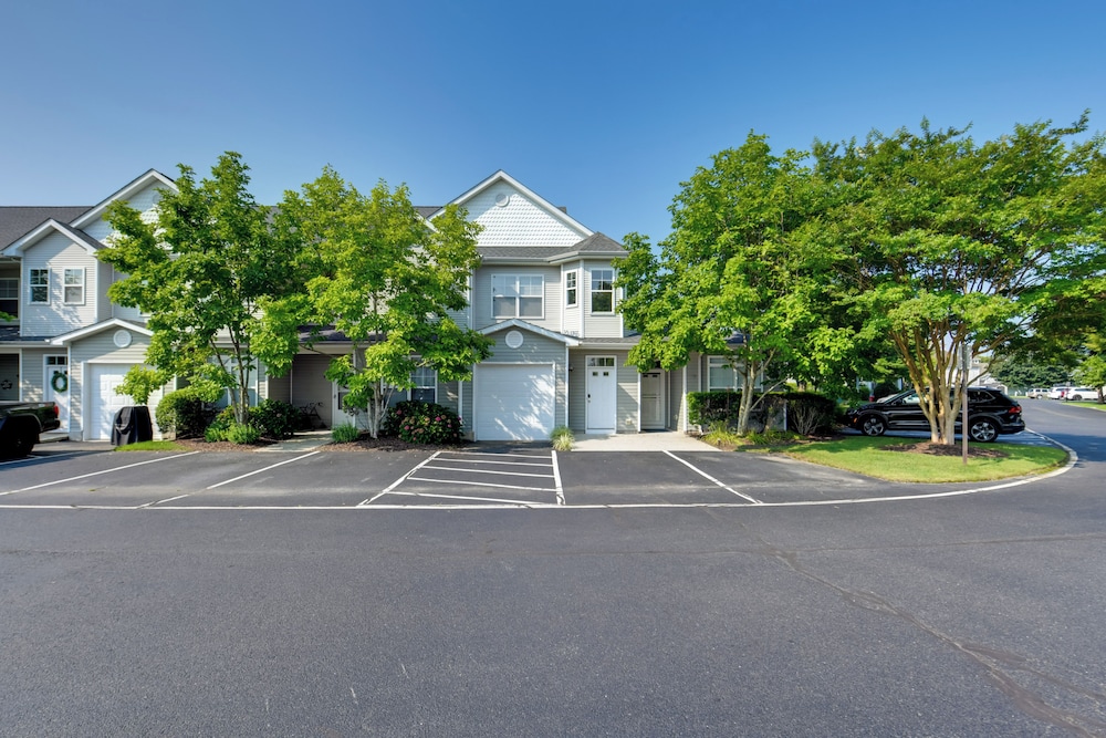 4 Mi to Beach: Lewes Townhome w/ Ping-pong Table view 2