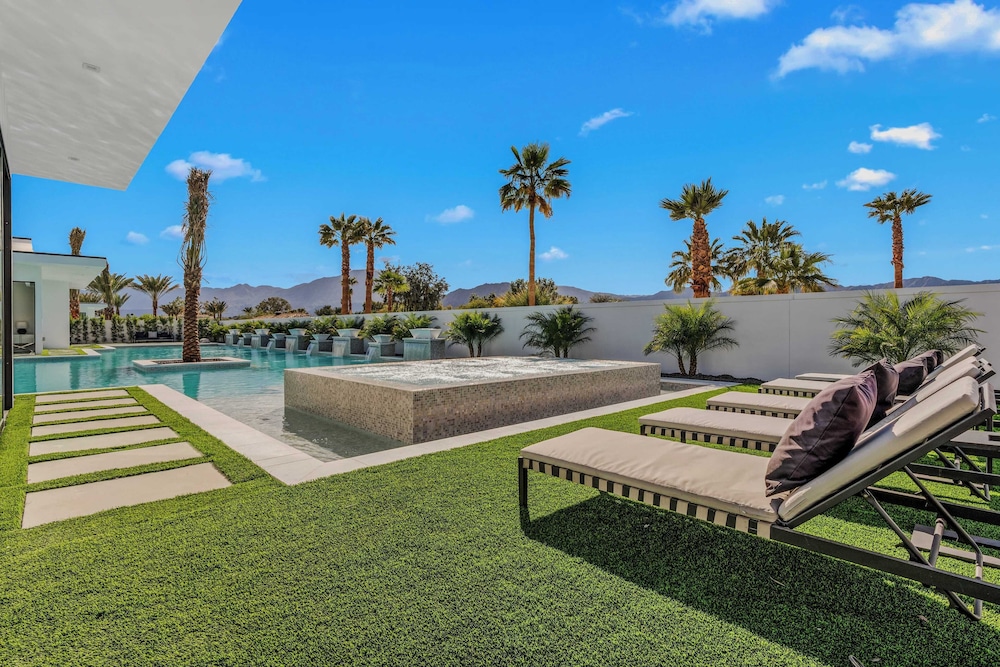 Sleeps 31 2 Luxury Villas w/ Pool + Spa, Putting Green Bravo by Avantstay