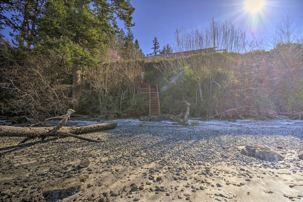 Waterfront PNW Escape w/ Deck & Beach Access! view 5