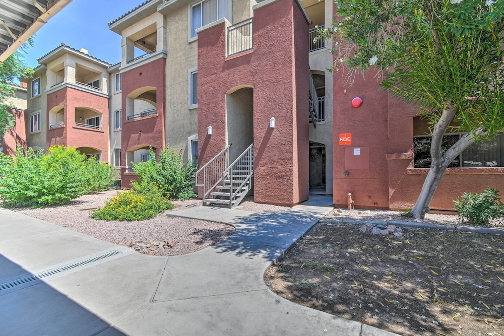 'red Rox' Phoenix Condo w/ Patio ~ 3 Mi to Airport view 5