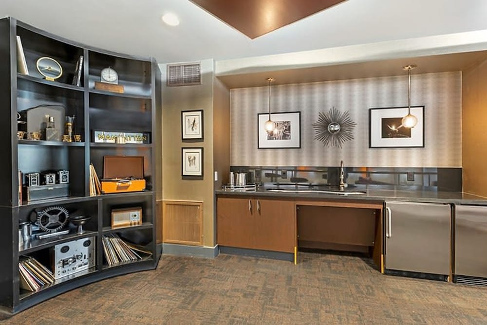 Stylish Retreat W Pool GYM Parking 10min to Cedars