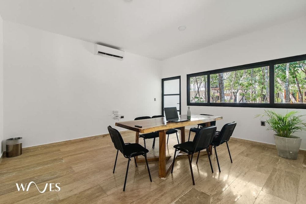 Spacious Loft w Garden View Pool Jacuzzi GYM
