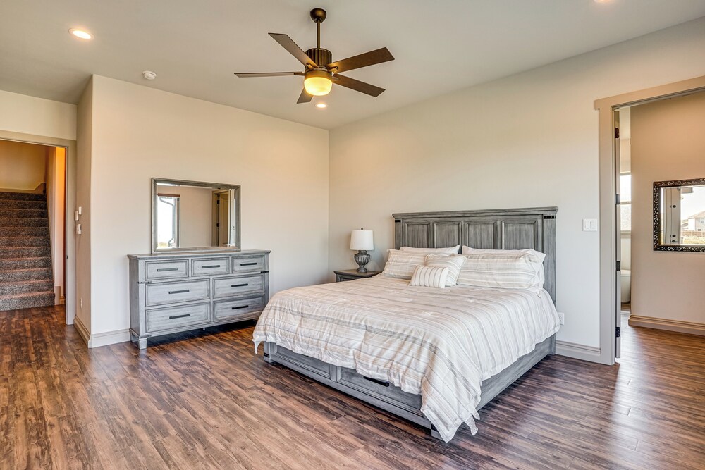 Elegant 'sunset Meadow Ranch' in Texas w/ Hot Tub view 5
