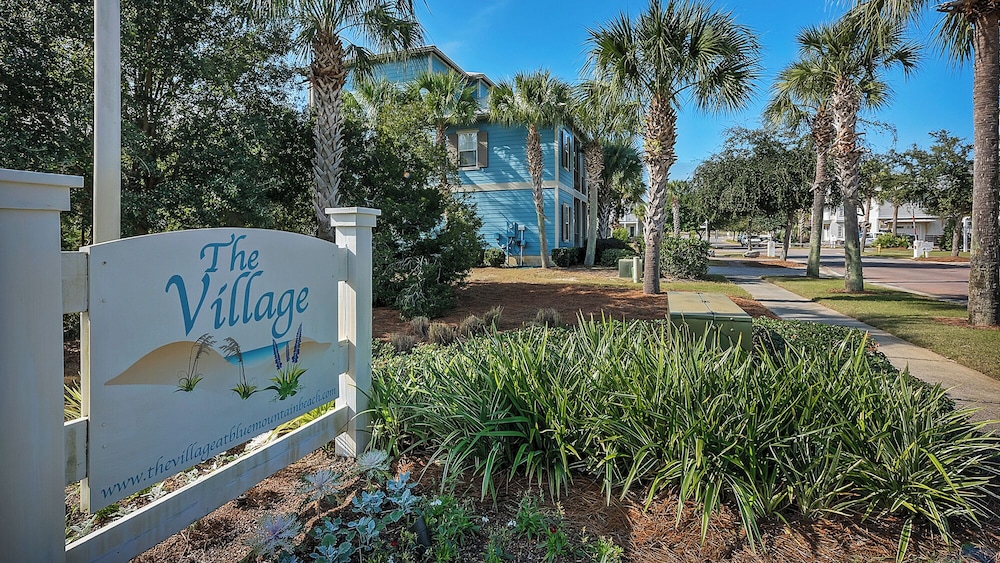 3br/2ba, Sleeps 6, BBQ Grill, Pool, Beach Access + Free Attraction Tickets!