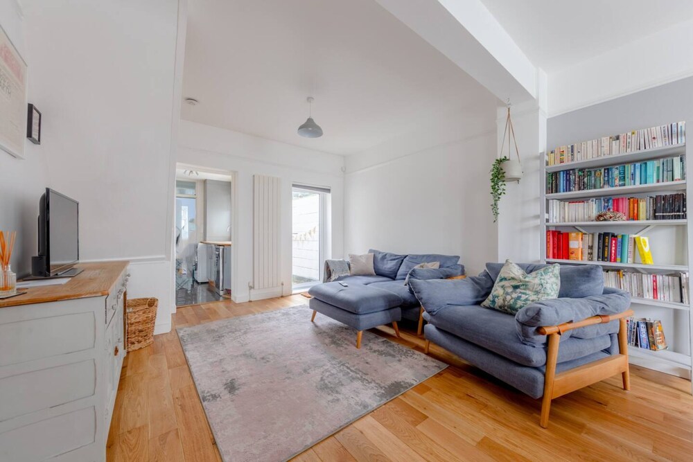 Homely and Spacious 2 Bedroom House - Stratford