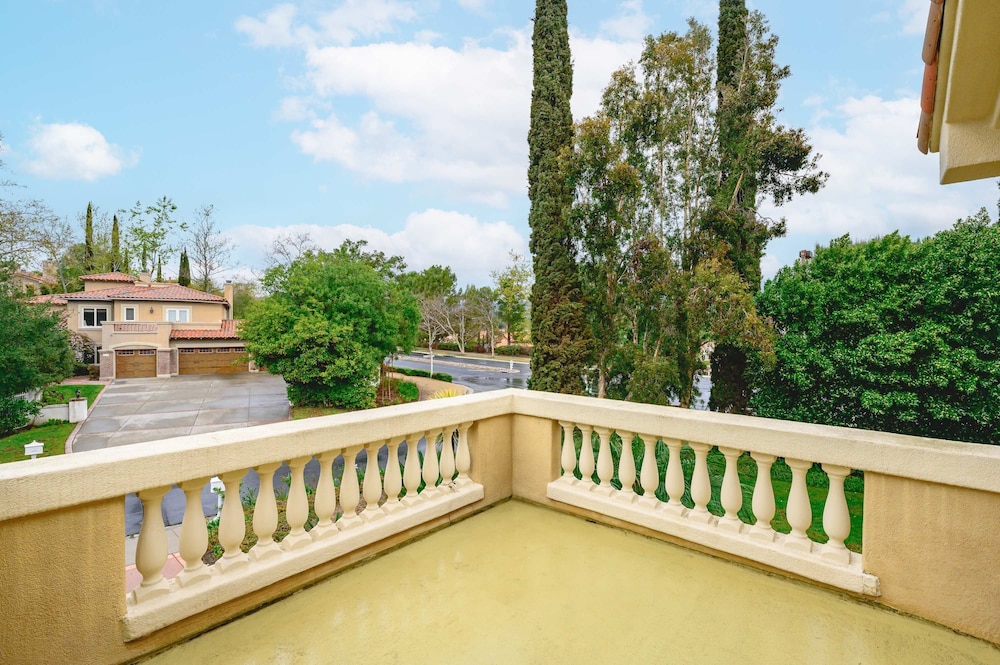 Elegant Villa Retreat Pool Garden Alfresco Lounge